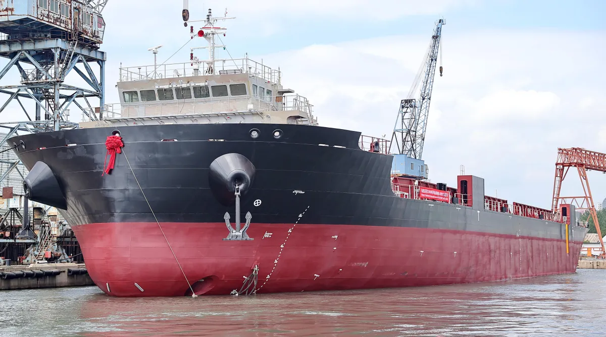 The 10,000-ton self-navigable deck barge built by the China Communications First Navigation Bureau was launched.