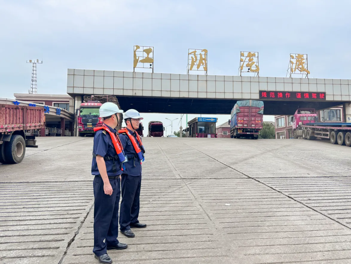 Jiangyin Maritime Authorities Fully Escort the Public for Safe River Crossing
