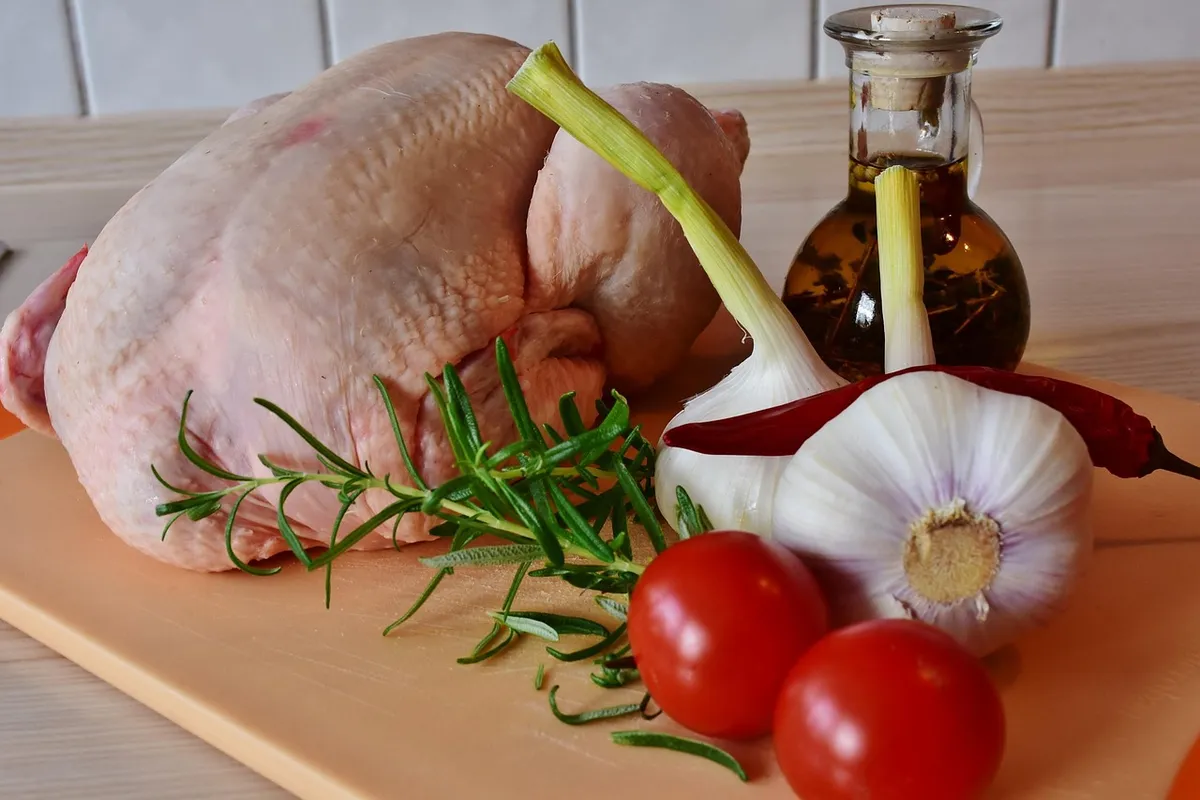 Premium Fresh Chicken, Tender & Juicy Meat with No Hormones, Suitable for Grilling, Stewing & Catering