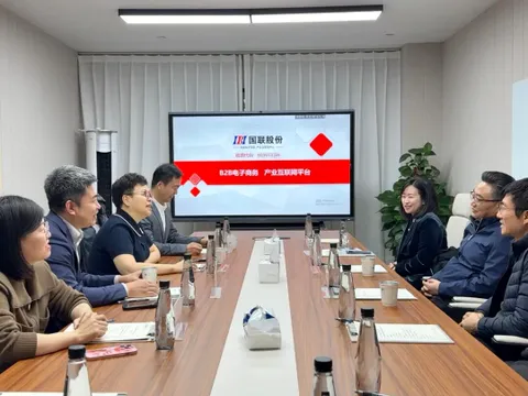 由中国&mdash;东盟中心秘书长史忠俊率领的代表团访问了IBITDD。